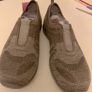 Skechers BRAND NEW Sparkle tennis shoe